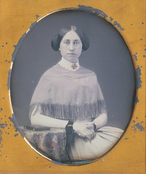 Alert woman Sixth Plate Dag