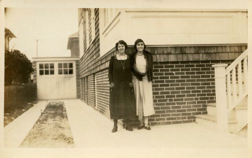 SMILING SISTERS