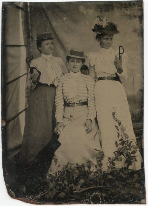 TRIO OUTSIDE