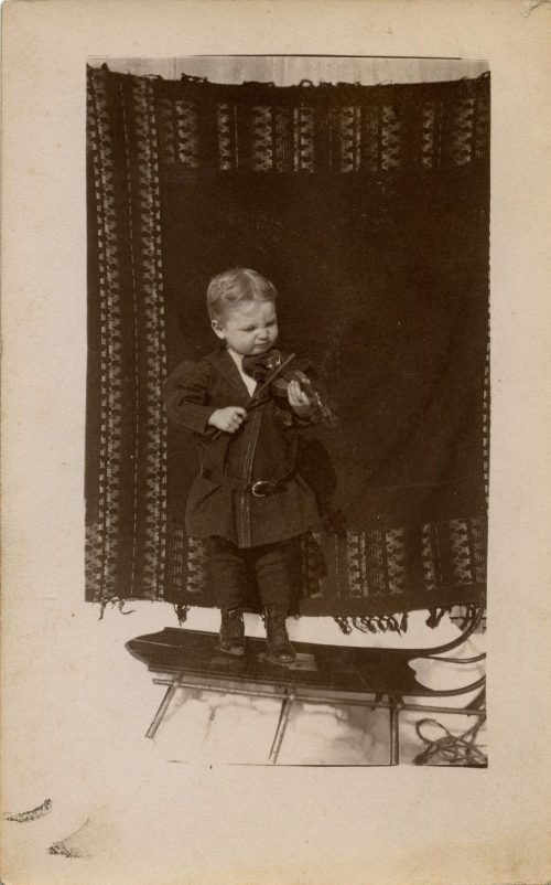 TOT VIOLINIST.