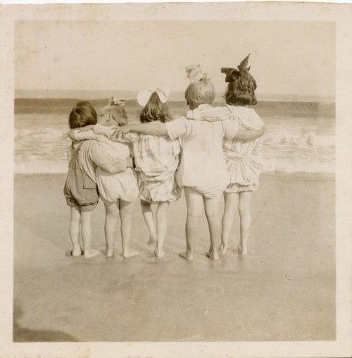 5 LITTLE SWIMMERS.
